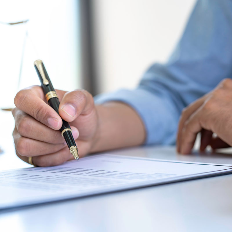 Nahaufnahme einer Hand, die einen Vertrag unterschreibt – Symbol für Verkaufsabschluss nach Wohnung bewerten in Frankfurt.
